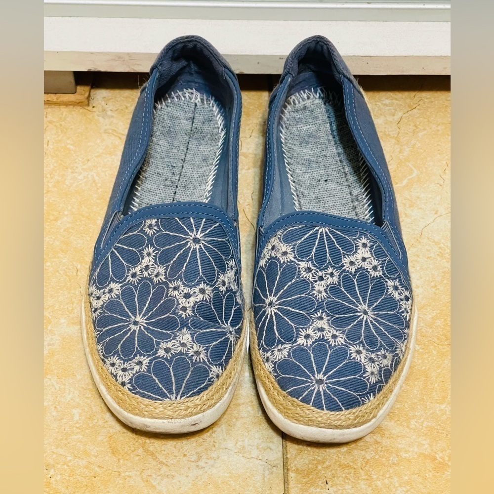 Clarks Collection Embroidered Canvas Slip-Ons Elaina Harbor Denim Blue Sz 7